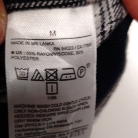 Banana republic woman  M plaid button down shirt boyfriend fit.light and soft - Picture 3 of 5